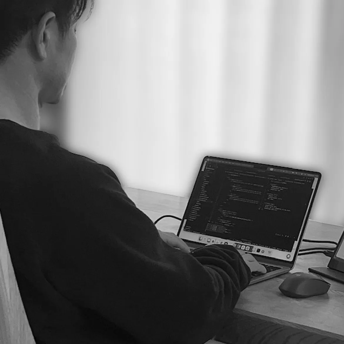 webコーダーryotaが作業している風景